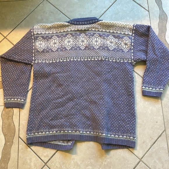 Scandinavian style 100% wool sweater, metal buttons - Picture 6 of 7